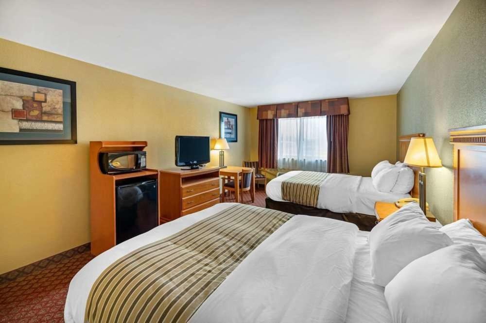 Отель Hutchi Bell South Hutchinson Экстерьер фото