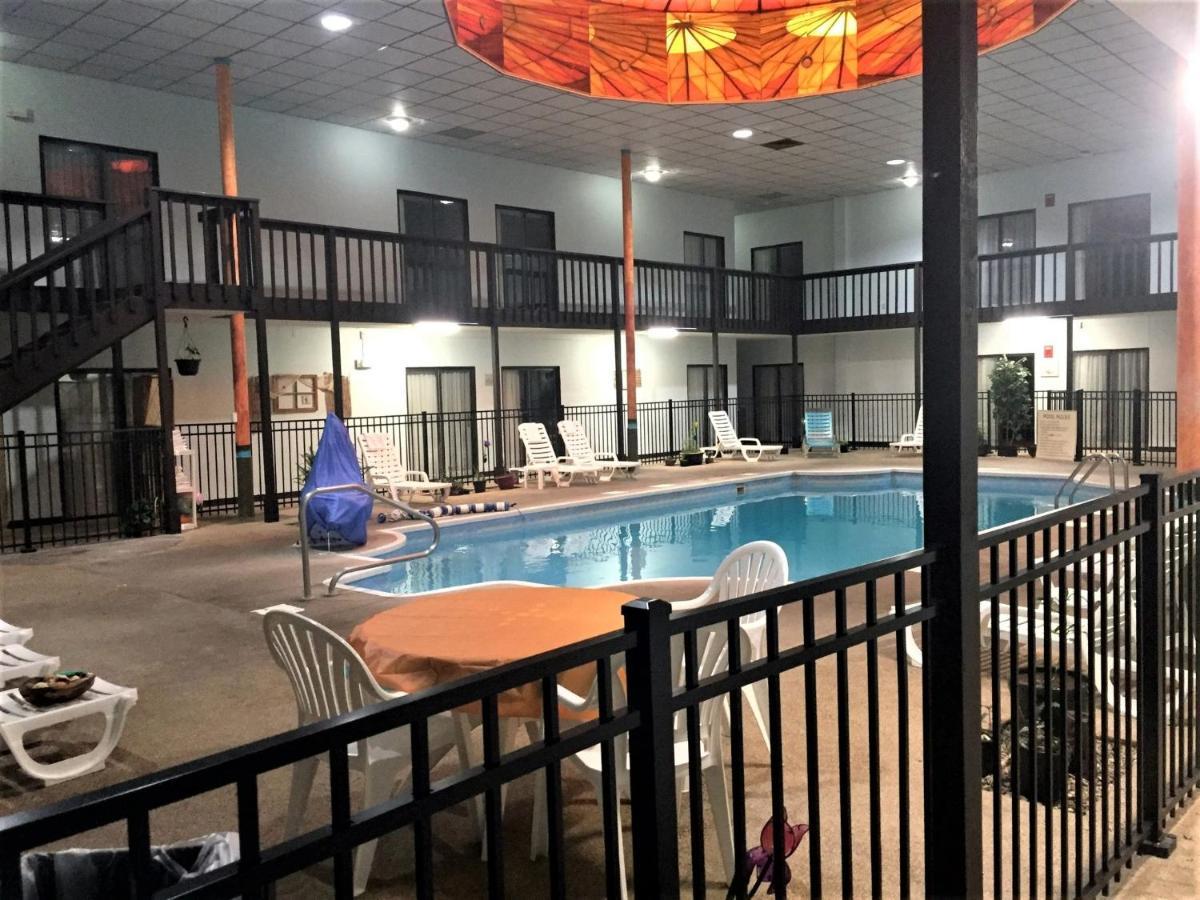 Отель Hutchi Bell South Hutchinson Экстерьер фото