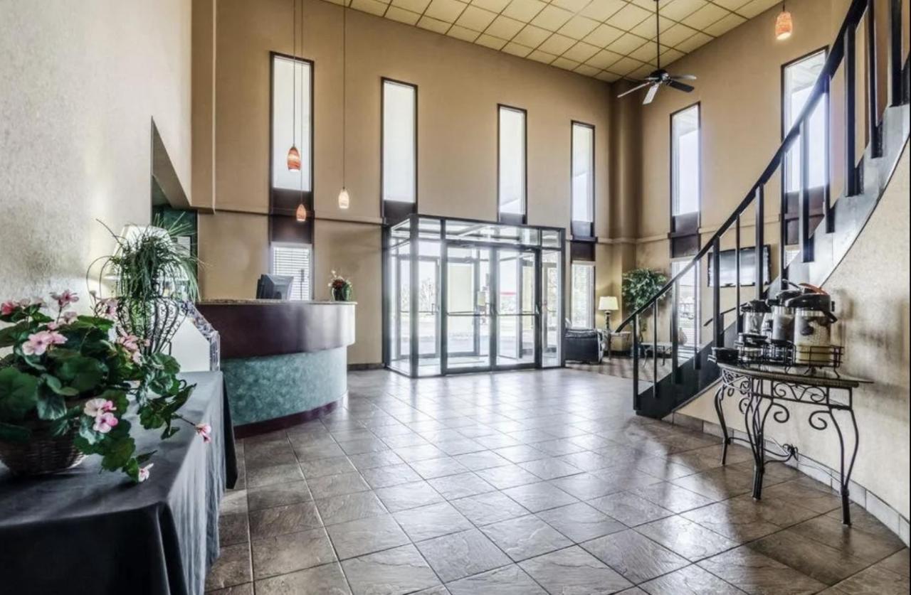 Отель Hutchi Bell South Hutchinson Экстерьер фото