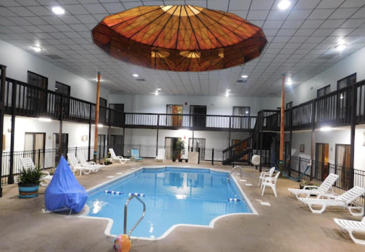 Отель Hutchi Bell South Hutchinson Экстерьер фото