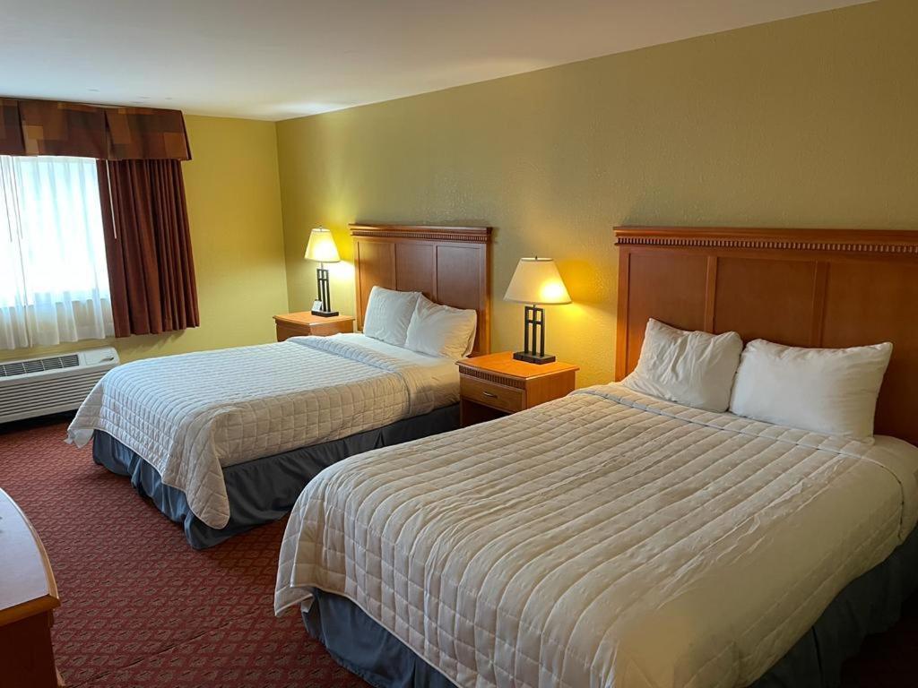 Отель Hutchi Bell South Hutchinson Экстерьер фото