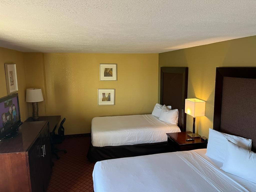 Отель Hutchi Bell South Hutchinson Экстерьер фото