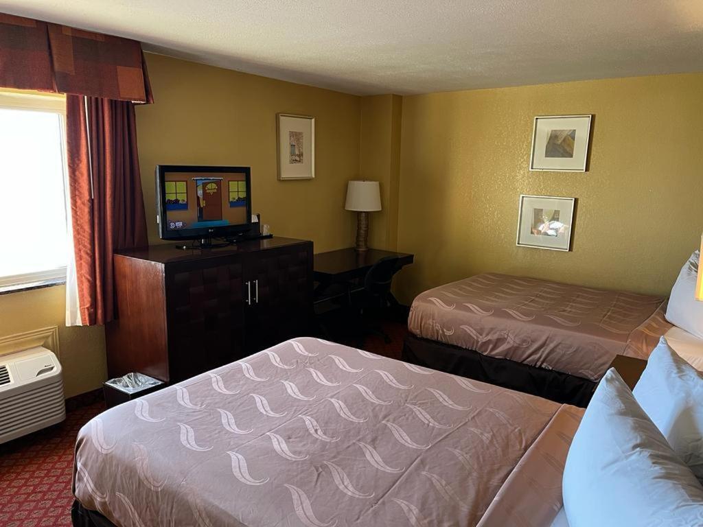 Отель Hutchi Bell South Hutchinson Экстерьер фото