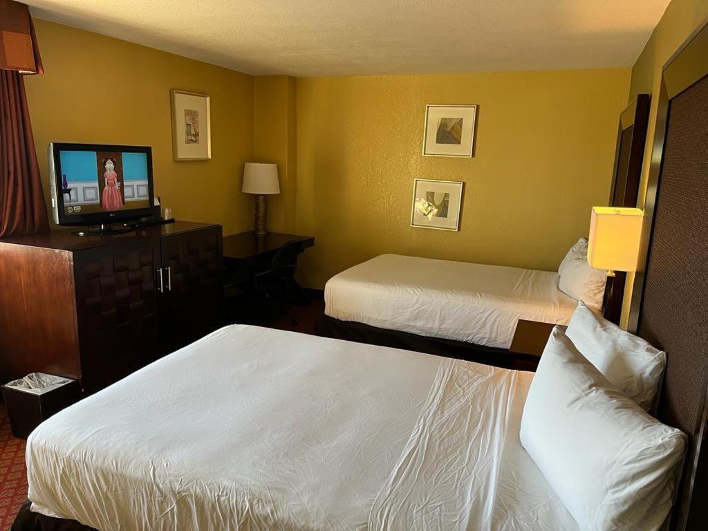 Отель Hutchi Bell South Hutchinson Экстерьер фото