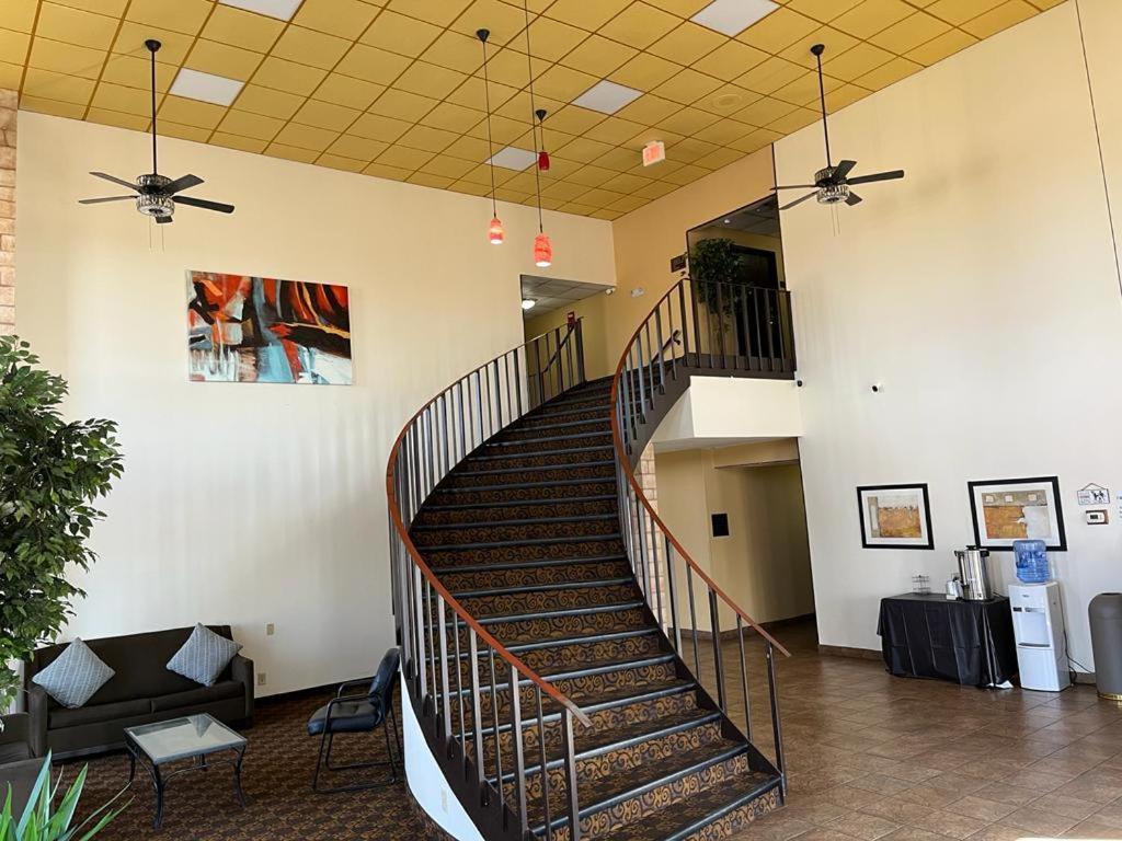 Отель Hutchi Bell South Hutchinson Экстерьер фото