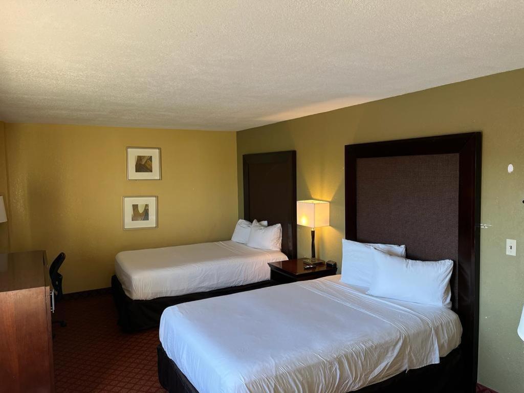 Отель Hutchi Bell South Hutchinson Экстерьер фото