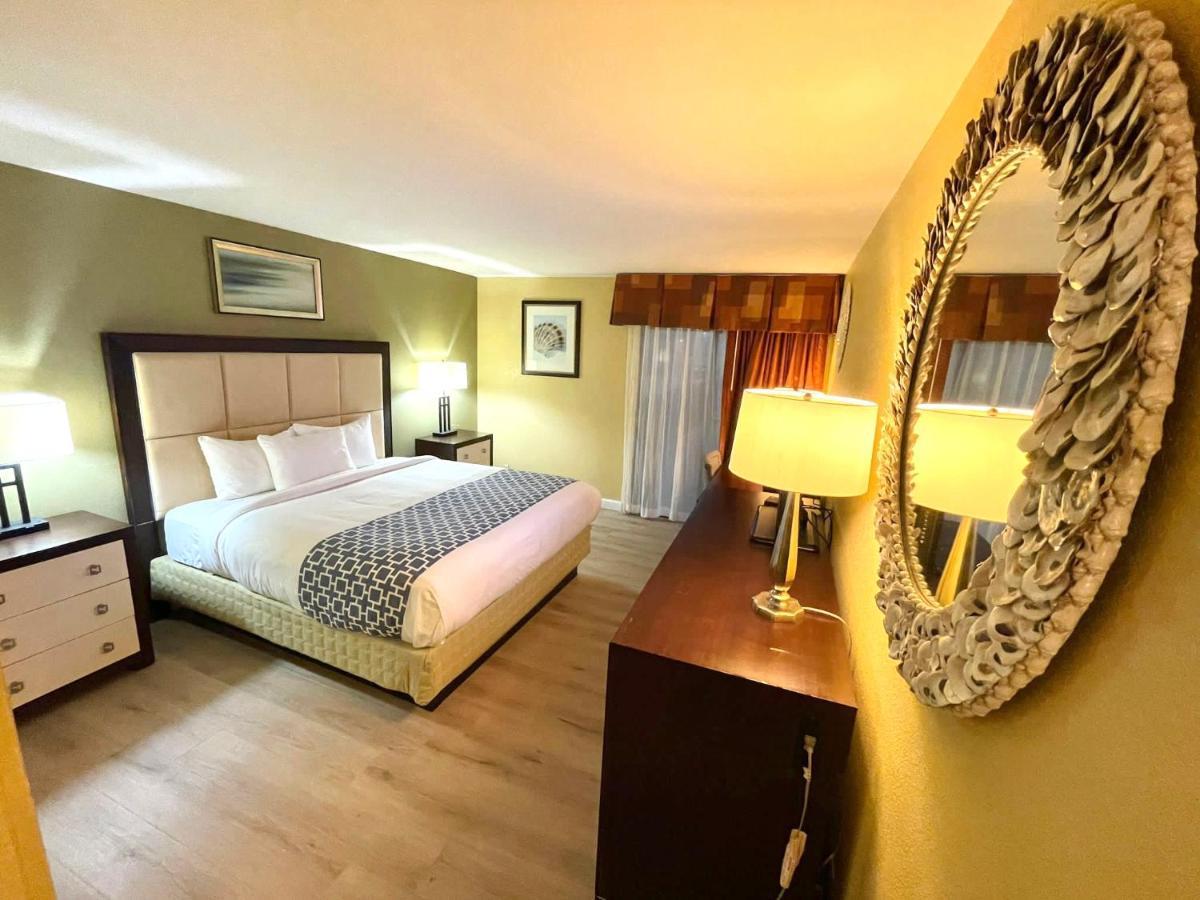 Отель Hutchi Bell South Hutchinson Экстерьер фото